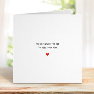 On n'est jamais trop vieux pour avoir besoin de sa mère. Carte Je t'aime maman. Bonne carte de fête des mères. Belle carte de fête des mères. Carte simple pour la fête des mères.