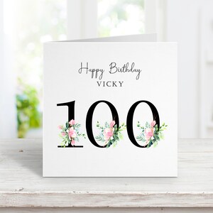 Gepersonaliseerde bloemennummer gelukkige verjaardagswenskaart, zwarte bloemen 100 verjaardagskaart, mooie bloemen.