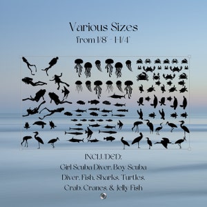 Op de afbeelding: Zwarte silhouetbeelden van verschillende zeedieren, waaronder duikers, vissen, haaien, schildpadden, krabben, kranen en kwallen. De tekst in de afbeelding luidt "Various Sizes from 1/8 - 1-1/4" en "INCLUDED: Girl Scuba Diver. Boy Scuba Diver. Fish. Sharks. Turtles. Crab. Cranes. & Jelly Fish."