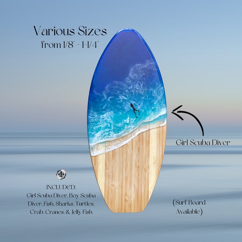 Op de afbeelding: Een houten surfboard met een blauwe en witte epoxyhars oceaan sc&egrave;ne. De hars heeft een klein silhouet van een duiker. De tekst "Various Sizes from 1/8 - 1-1/4" staat bovenaan de afbeelding. De tekst "Girl Scuba Diver" staat rechtsonder in de afbeelding. De tekst "INCLUDED: Girl Scuba Diver. Boy Scuba Diver. Fish. Sharks. Turtles. Crab. Cranes. & Jelly Fish" staat linksonder in de afbeelding. De tekst "(Surf Board Available)" staat rechtsonder in de afbeelding.