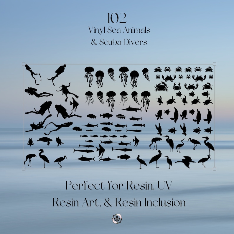 Op de afbeelding: Een zwart-wit afbeelding van 102 vinyl stickers met zeedieren en duikers. De stickers zijn perfect voor resin art en resin inclusion projecten. De tekst "102 Vinyl Sea Animals & Scuba Divers" staat bovenaan de afbeelding. De tekst "Perfect for Resin. UV Resin Art. & Resin Inclusion" staat onderaan de afbeelding.
