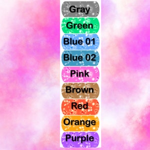 Puede incluir: Nueve etiquetas coloridas con patrones de mariposas y texto. Las etiquetas son de color gris, verde, azul, rosa, marr&oacute;n, rojo, naranja y morado. El texto en las etiquetas dice "Gris", "Verde", "Azul 01", "Azul 02", "Rosa", "Marr&oacute;n", "Rojo", "Naranja" y "Morado".