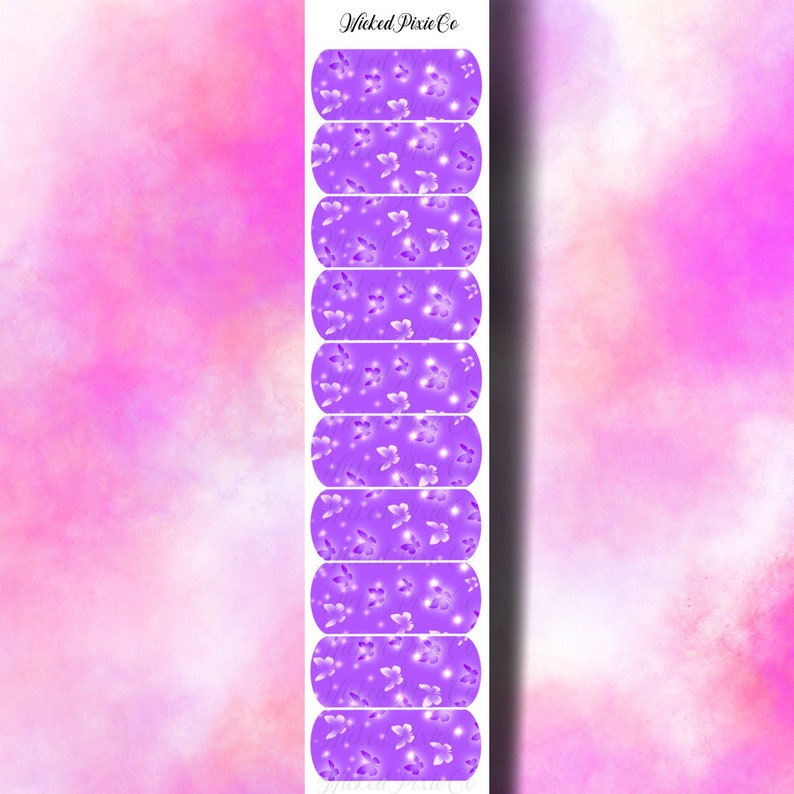 Puede incluir: U&ntilde;as adhesivas de color morado con un dise&ntilde;o de mariposas blancas y purpurina. Las u&ntilde;as est&aacute;n dispuestas en una fila vertical y est&aacute;n etiquetadas como "Wicked Pixie Co."