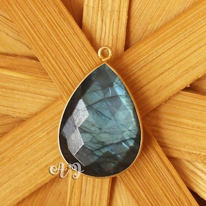 Ciondolo a forma di briolette a forma di pera in labradorite naturale, in argento sterling 925 placcato oro con castone. Ciondolo con pietra preziosa. Ciondolo da donna. Gioielli con ciondolo da sposa.