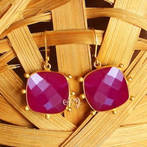 Geverfd robijn korundkwarts kussen vierkant briolette 7 tri-dot messing setting vergulde ring hendelback oorbellen.