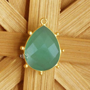 925 Silver Pendant Gifts. Parrot Green Hydro Quartz Teardrop Pendant. Parrot Green Hydro Quartz Pear Tri-Dots Bezel Charm Pendant.