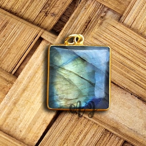 Ciondolo con castone placcato oro in argento sterling 925 con cabochon quadrato in labradorite naturale