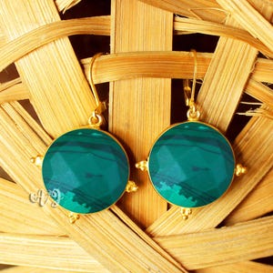 Pendientes redondos de cuarzo malaquita con montura de latón, diseño briolette y cierre de palanca con bisel chapado en oro de tres puntos en tres lados.