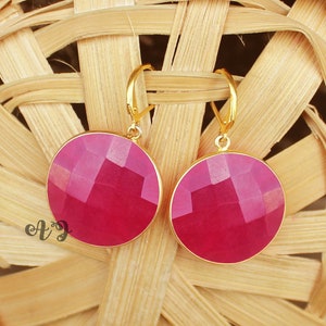 Orecchini rotondi in quarzo corindone rubino tinto. Orecchini in argento 925. Gioielli Birthstone di luglio. Orecchini con pietre preziose rubino rosso. Orecchini pendenti da donna.