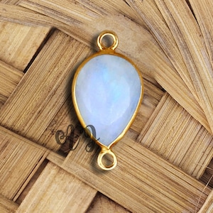 Connettore con castone placcato oro in argento sterling 925 con cabochon a forma di pera arcobaleno naturale