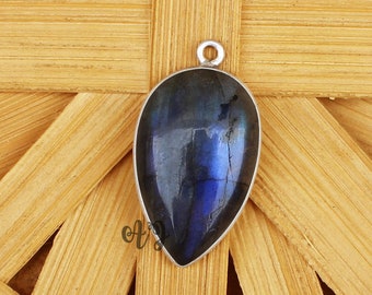 Hänge i naturligt labradoritpäron. Hänge i 925 silver. Berlocker med blå eld labradorit cabochon och droppar. Senaste hänge. Elegant hänge.