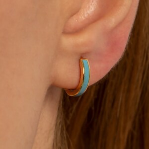 TURQUOISE ONYX HUGGIE HOOP EARRINGS