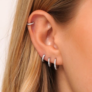 Boucles d'oreilles Huggie en or CZ, Boucles d'oreilles élégantes en plaqué or, Créoles CZ de petite taille, Boucles d'oreilles délicates pour femme, Bijoux élégants en zircone cubique