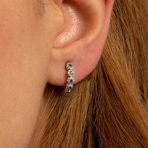 Créoles Huggie émeraude | Boucles d'oreilles en cristal vert émeraude | Boucles d'oreilles en argent sterling |  Créoles dorées émeraude | Boucles d'oreilles minimalistes émeraude