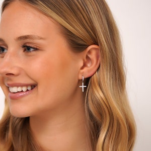 Boucles d'oreilles croix en or, boucles d'oreilles croix pour fille, boucles d'oreilles croix, créoles délicates et minimalistes en forme de croix, gifs pour elle image 8