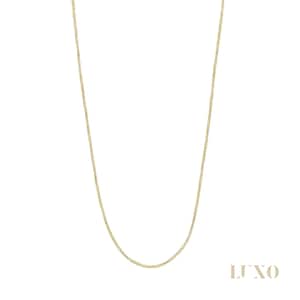 Peut inclure: Un délicat collier chaîne de couleur or. La chaîne présente un design fin et texturé et est suspendue sur un fond blanc. Le mot "LUXO" est imprimé en couleur claire en bas à droite.
