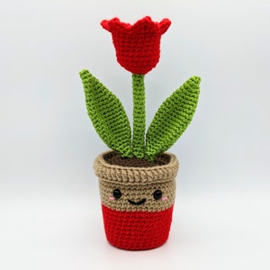 PATTERN: Tulip Crochet - PDF ONLY - Amigurumi flower crochet pattern - Crochet plant intermediate pattern