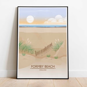 Puede incluir: Un póster enmarcado que representa una playa con un sol grande, nubes y gaviotas. Las dunas de arena están en primer plano, con hierba verde y una valla de madera. El texto "FORMBY BEACH ENGLAND" está en la parte inferior.