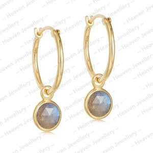 Huggie Charms 18k Or jaune massif Labradorite naturelle Forme ronde Cerceaux Huggie Boucle d’oreille Minimaliste Or Huggie Set Cadeau personnalisé