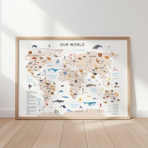 Könnte beinhalten: Ein gerahmter Weltkarten-Druck mit dem Titel "OUR WORLD". Die Karte zeigt Illustrationen von Tieren und geografischen Bezeichnungen. Der Rahmen ist hellbraun, und die Karte wird an einer weißen Wand angezeigt.