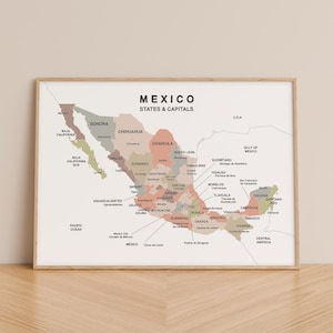 Könnte beinhalten: Eine gerahmte Karte von Mexiko mit der Aufschrift "MEXICO STATES & CAPITALS". Die Karte ist nach Bundesstaaten farbcodiert, wobei der Name und die Hauptstadt jedes Bundesstaates angegeben sind. Die Karte umfasst den Pazifik, den Golf von Mexiko und Mittelamerika.
