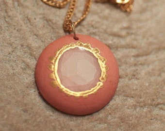 Anhänger aus rosafarbenem Porzellan