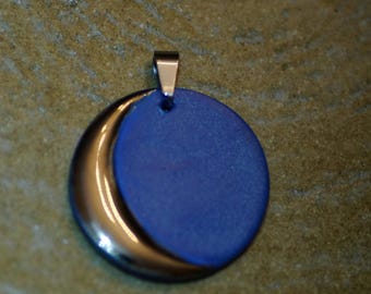 Blauer Porzellananhänger mit silbernem Mond