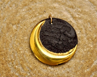 Mondanhänger aus schwarzem Porzellan