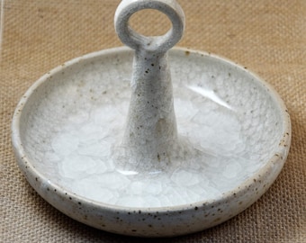 Handgemaakte sieradenschaal van steengoed