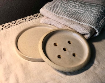 Handgemaakte zeepbak met zandkleurige standaard