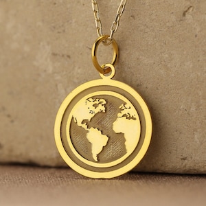 Collier de terre en or massif 14 carats, collier de carte du monde délicat, collier de globe de pièce d’or pendentif voyageur, collier WanderLust disque d’or