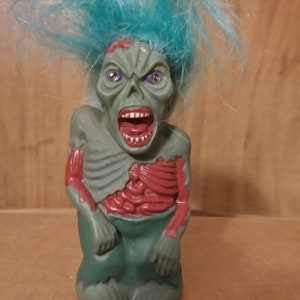 Vintage Halloween Lucy Zombie Monster Pocket Screamer. Emette suoni e si illumina