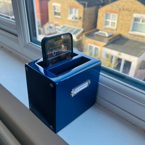 Koningsblauwe mini 'Aydan'-tafeltelefoonhouder geïnspireerd op de rode Britse telefooncel