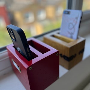 Czerwony, miniaturowy stojak na telefon na stół: inspirowany klasycznym brytyjskim telefonem