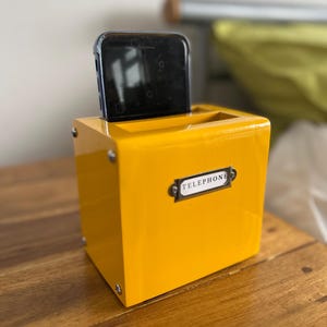 Gul mini "Senna" telefonhållare för middagsbord inspirerad av den röda brittiska telefonkiosken