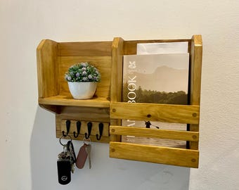Key and letter holder made from reclaimed wood (“Hannah”)