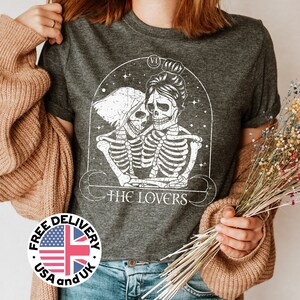 Camiseta de tarô de amantes lésbicas, camiseta de esqueleto celestial, camiseta de amor de menina vintage, camiseta lésbica gótica LGBT