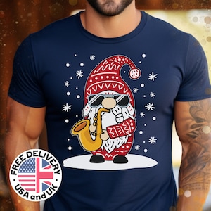 Christmas Saxophonist Shirt, Cool Christmas Santa Gnome playing Saxophone, Jazz fan Xmas shirt, Festive Sax Short-Sleeve Unisex T-Shirt