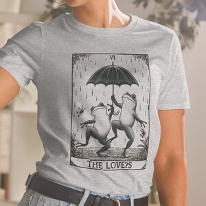 Camiseta con ilustración vintage de sapos y ranas bailando, ranas goblincore con cartas del tarot de los amantes, camiseta de estética Dark Academia para el día de San Valentín