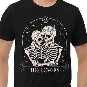Camisa con la carta del tarot de los amantes, esqueleto celestial, abrazo de esqueleto gótico, huesos con besos de amor y fases lunares
