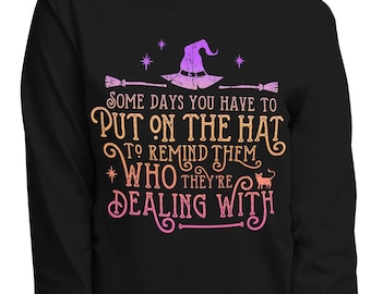 Camiseta de manga larga que dice "Algunos días tienes que ponerte el sombrero", camiseta de bruja feminista para ella, camiseta de bruja de Halloween, traje de mamá bruja para Halloween