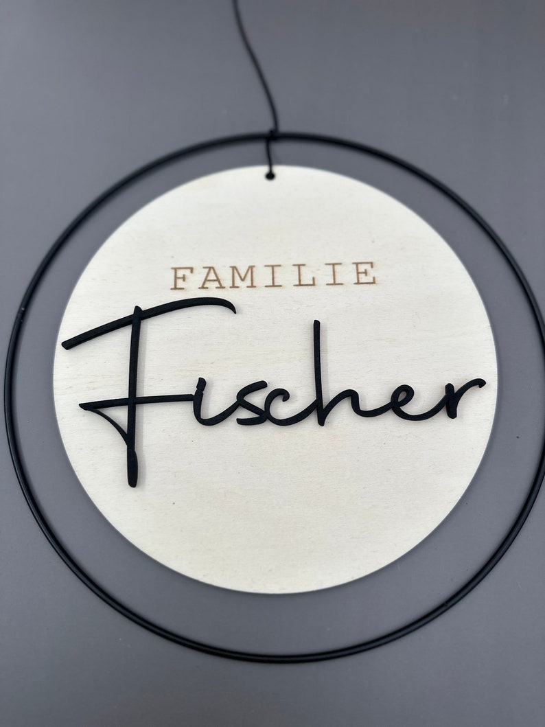 Personalisierter Türkranz als Hochzeitsgeschenk oder Geschenk zum Einzug Türschild aus Holz und Metallring Familie Bild 5