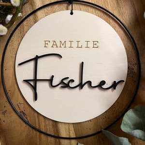 Personalisierter Türkranz als Hochzeitsgeschenk oder Geschenk zum Einzug Türschild aus Holz und Metallring Familie Bild 1