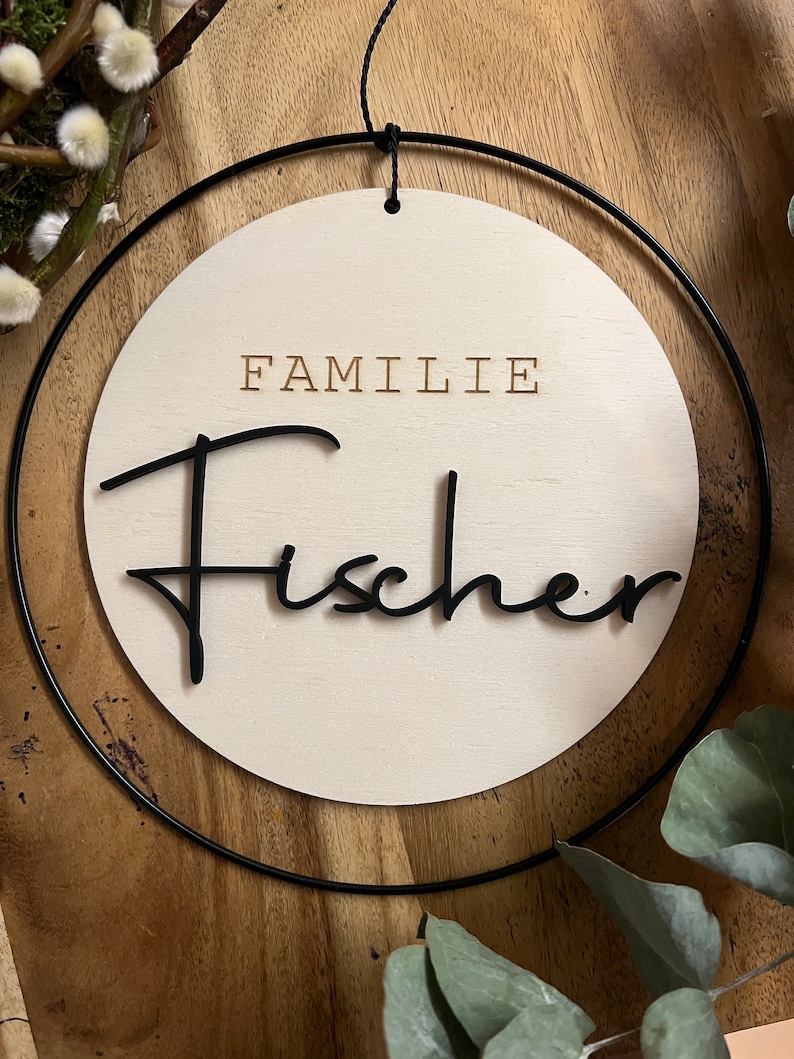 Personalisierter Türkranz als Hochzeitsgeschenk oder Geschenk zum Einzug Türschild aus Holz und Metallring Familie Bild 1