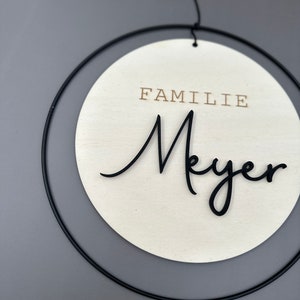 Personalisierter Türkranz als Hochzeitsgeschenk oder Geschenk zum Einzug Türschild aus Holz und Metallring Familie Bild 6