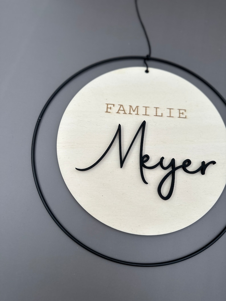 Personalisierter Türkranz als Hochzeitsgeschenk oder Geschenk zum Einzug Türschild aus Holz und Metallring Familie Bild 6