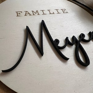 Personalisierter Türkranz als Hochzeitsgeschenk oder Geschenk zum Einzug Türschild aus Holz und Metallring Familie Bild 4