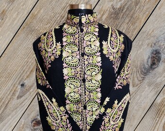 Kashmiri Wolljacke mit mehrfarbiger Paisley-Stickerei, anpassbarer gestickter Mantel, gestickter langer mit Blumenmuster