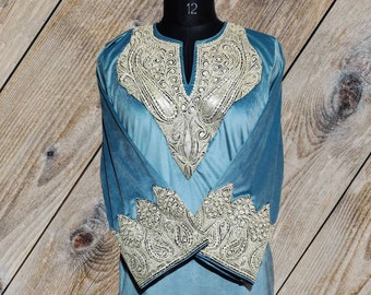 Kashmiri Velvet Phiran, Kashmiri Tilla Embroidery, Kashmiri Jacket Dress, Velvet Pheran, Fashion Floral Pheran, Traditional Dress, Classy