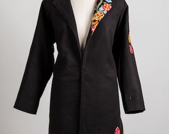 Midnight Bloom – Blazer lungo ricamato nero